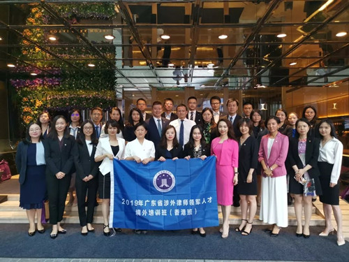 省律協(xié)副會長童新、港澳臺和外事委副主任楊閏與優(yōu)秀學員們合影
