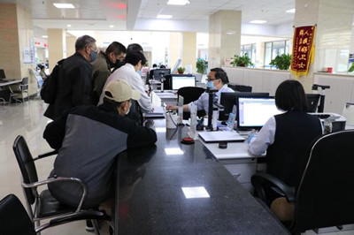 市民正在咨詢不動(dòng)產(chǎn)公證事項(xiàng)